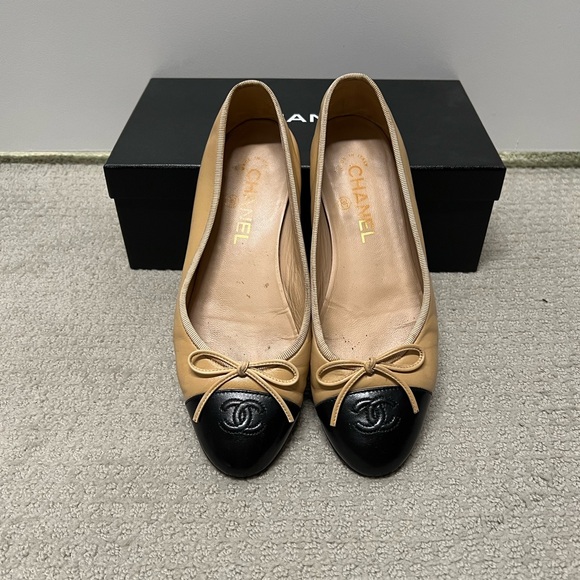 💯 AUTHENTIC Chanel Beige Camel Black Cap Toe Ballet Ballerina Flats 37.5 - Picture 2 of 6